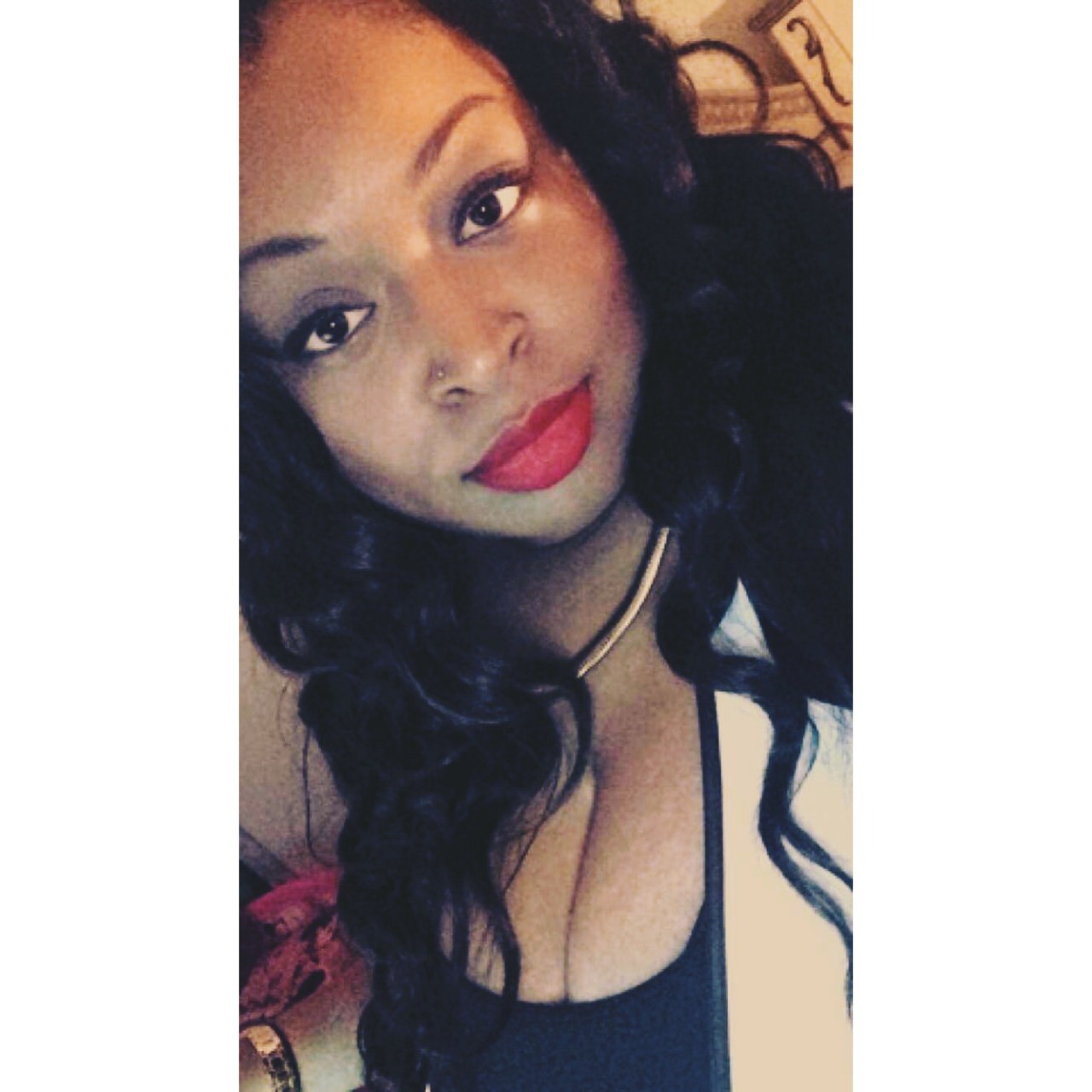 themonalydia:  red lipstick rose petals