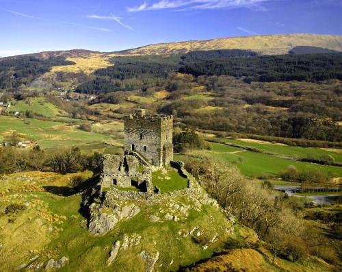 (via Castell Dolwyddelan, North Wales. Built in the early 13th century by Llywelyn Fawr (Llywelyn th