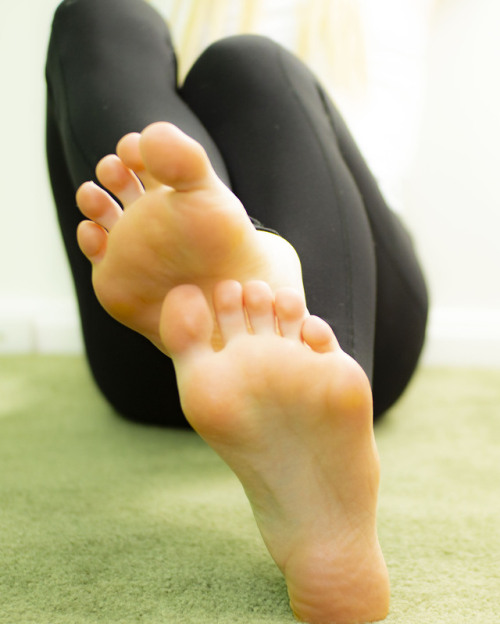 pantyboinatalie: in between workout feet pics =]