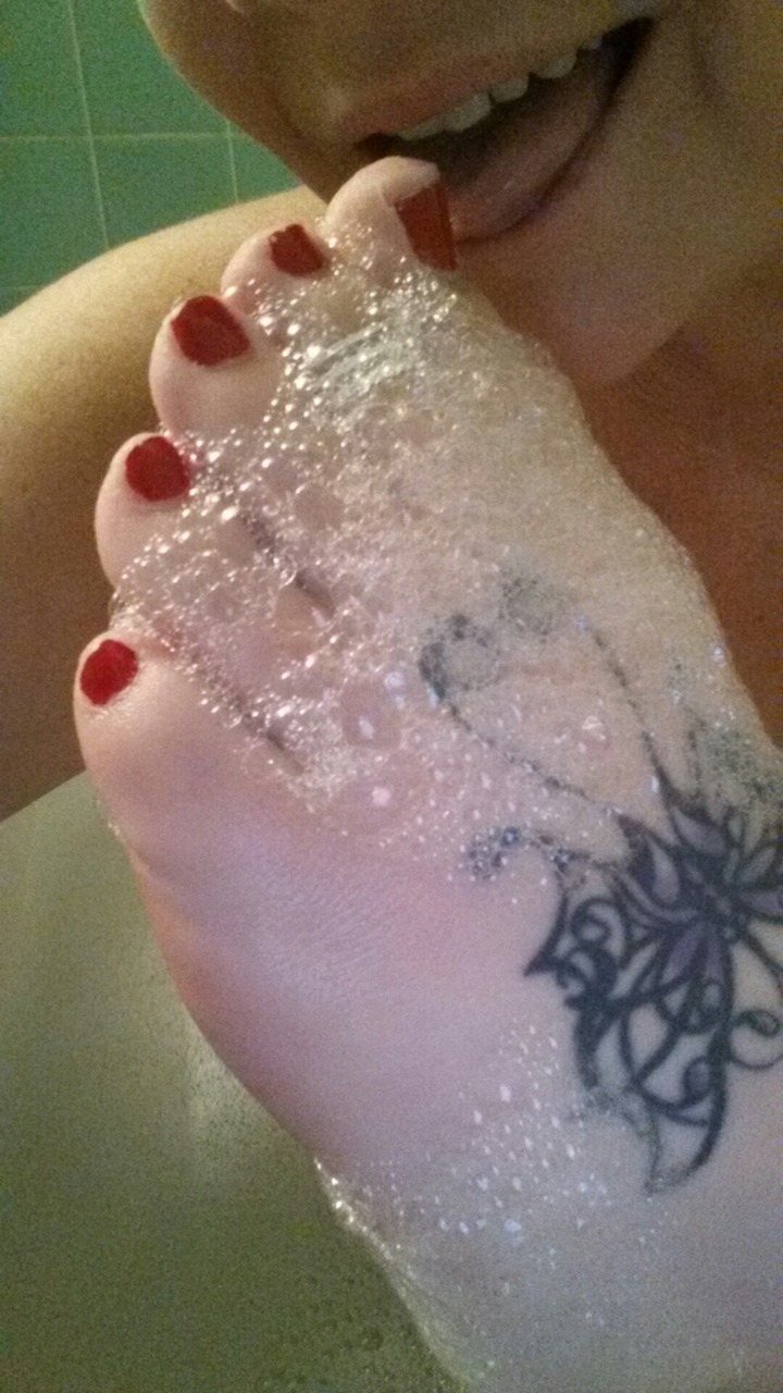 myfeet4you:  Nice warm bubbly bath and foot play for you sexy;) 😈👣💋😈👣💋