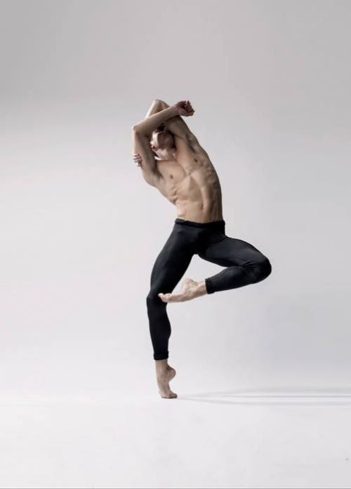 dance-world: Rhys Kosakowski -  Sydney Dance Company - photo by Gerardo Vizmanos 