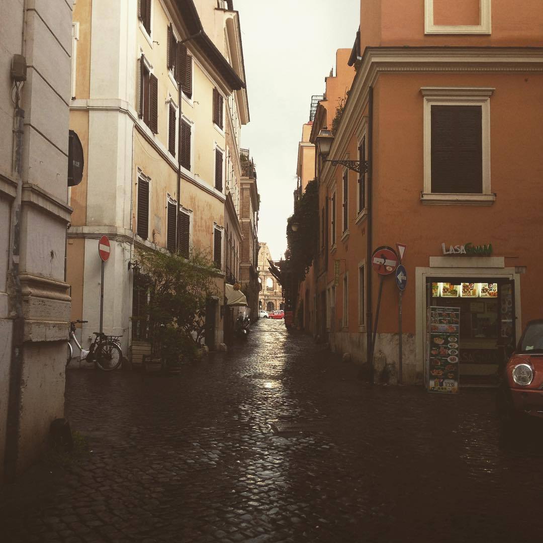 #Roma #colosseum #Europe #caughtintherain #Italy #iloveyou #beautiful #cobblestone