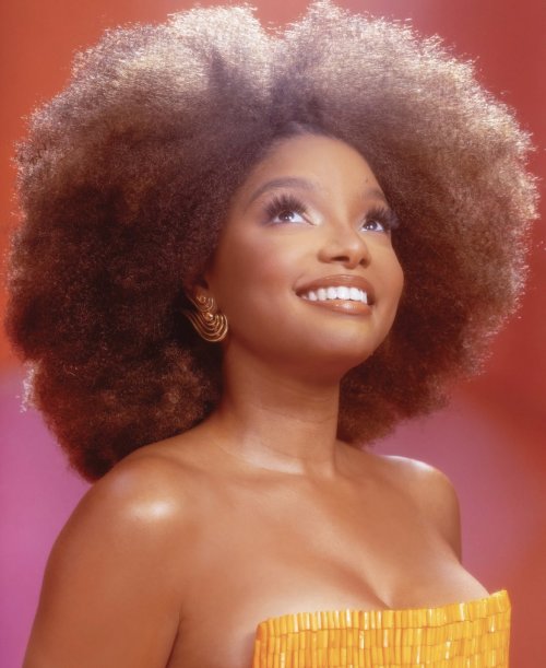 hallessiren:Halle with a ‘Fro 😍 ✨️ 