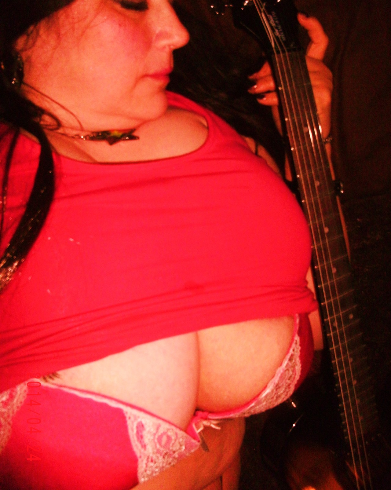 mylonelybreasts:  hugetitassluvr4:  mylonelybreasts:  doesn’t fit too good  Just