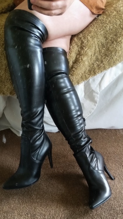 Dominant Ladies in leather boots