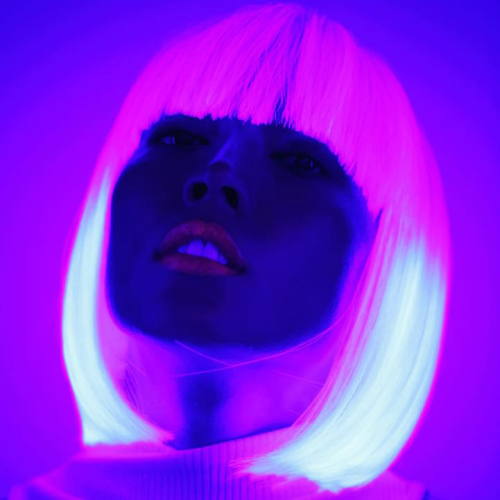 mymodernmet:  Glow-In-The-Dark Hair Is the Latest Fun Hair Trend to Light Up Your Life