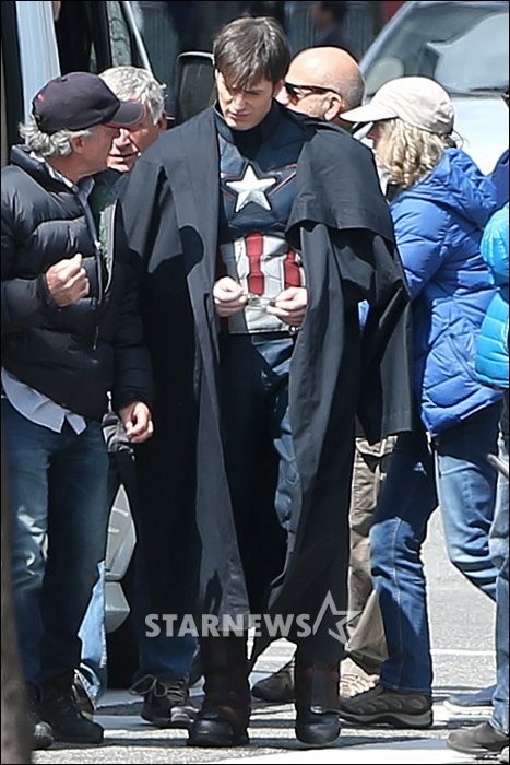 ittybittymanatee:  k4nine:  Captain America(Chris Evans), at the set of Avengers2 Age of Ultron  april 4, 2014 press photo  A FOR AVENGERS ON THE COSTUME 