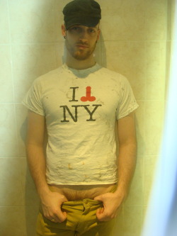 homo-online:  Seth wears a t-shirt by Pierrot