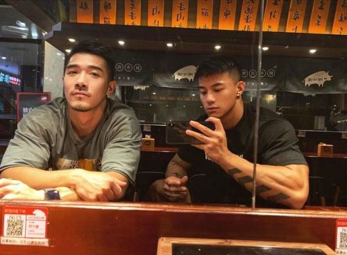 men-with-black-hair: artoffreddieniem-blog:  『 我们必须拥有所有的快乐和幸福，因为现在有人希望我们忧郁、愤怒、悲哀和绝望。我们不会绝望，我们互相提供支持，