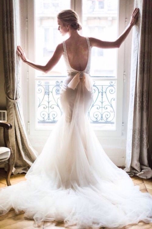 princesspastelrose:Bridal photo inspiration on Style Me Pretty