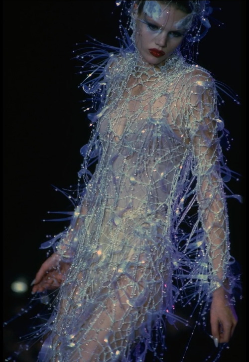 a-state-of-bliss: Diana Gartner @ Thierry Mugler Fall/Wint 1997