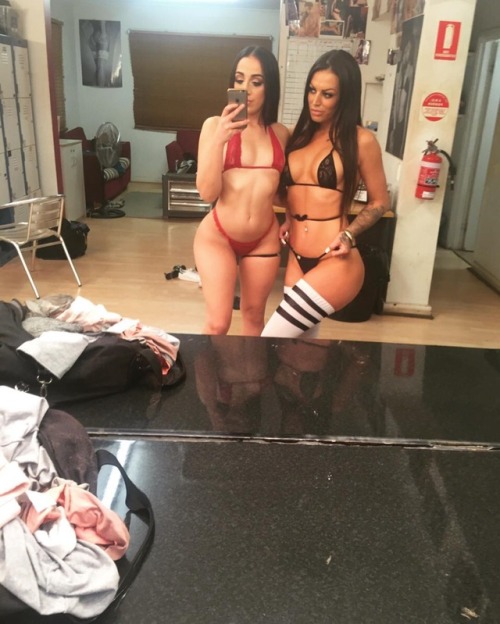 stripper-locker-room:  https://www.instagram.com/bitchflakesfobreakfast/https://www.instagram.com/aaasshx/