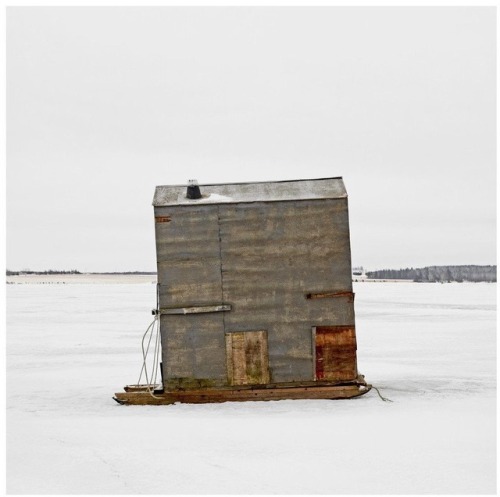 jeroenapers: Architectuur van de Canadese ijsvissershutjes in de fotoserie Ice Huts van Richard John