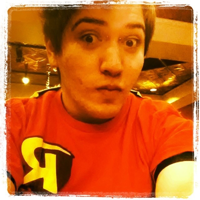 Ayi papi. I&rsquo;m at  Red Robin!!! #instafollow #instalike #Instagay #cheeky