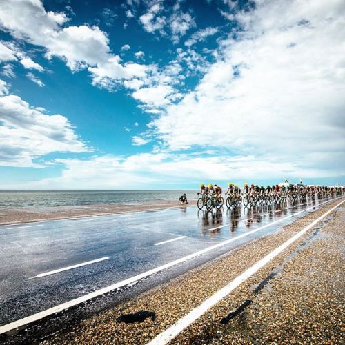 pedalitout: The desperate chase along the North Sea coast late in yesterday’s stage #tdf2015 Credit 
