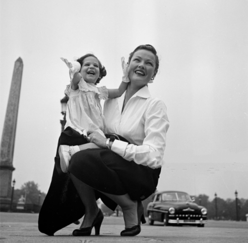 twixnmix: Gene Tierney and her daughter Christina in Paris, September 1951.    Photos by&n