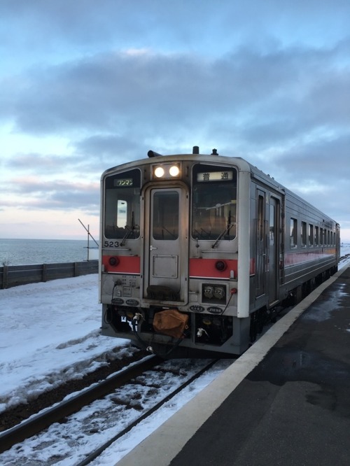 北浜駅にて。オホーツク海沿いを走る釧網線。本数が少ないなか撮れてラッキーでした！寒かった〜Brrrrr 2017.3.12 Lucky! because We have train’s n