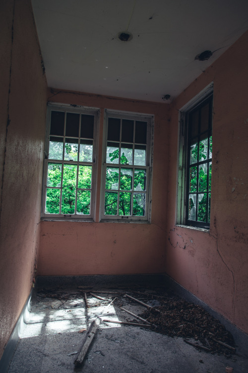 durty2shoes:  chasing light in my favorite abandoned sanatorium 
