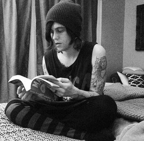 unf-kellin-quinn:  Kellin reads to his wife when she’s not feeling well :) 