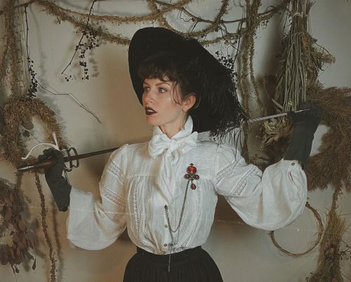 I’ve been meaning to do a look Inspired by those famous images of Victorian lady fencers for a