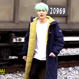 minseokked:  marching to his way to work