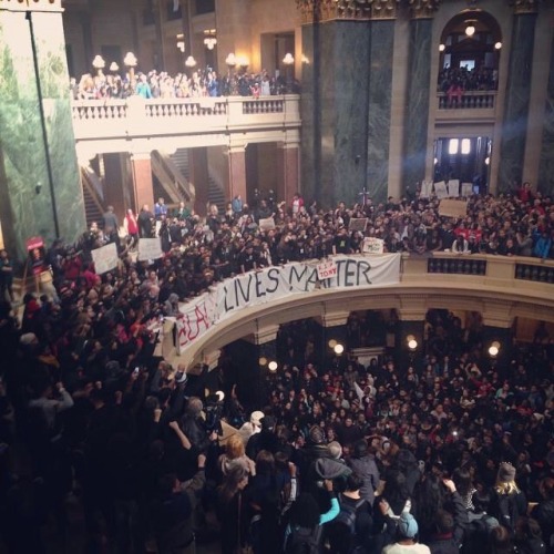 krxs10:Nearly 2,000 People Are Currently Protesting Fatal Police Shooting Of Tony Robinson In Wisconsin.Almost 2,000 students marched in Madison, Wisconsin on Monday to protest the fatal police shooting of an unarmed biracial teenager, while his family