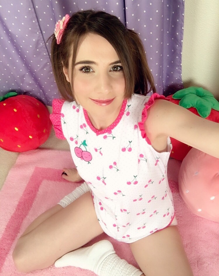 appleabdl:  Hi :) today I’m editing some videos and being a cuddle bug cause it’s