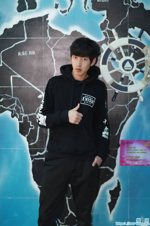 banxianqs2:   转自搜同 https://45.35.43.168/forum.php?styleid=11 20 years old