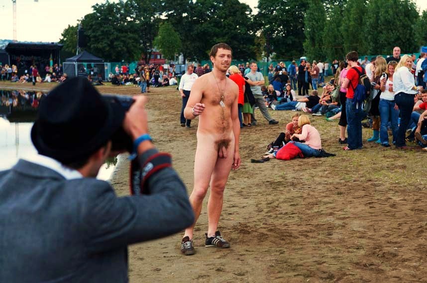 extremeexhib:  The only naked person in the crowd… I wonder if he’ll be able