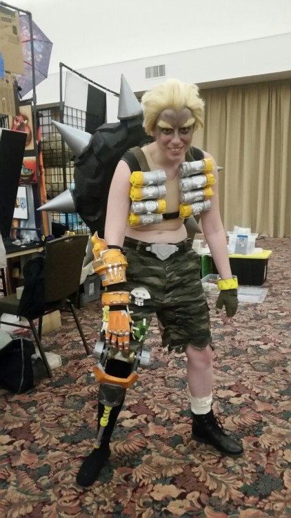 pinksugarprince:  MY DREAMS HAVE COME TRUE!!!!!! Finally got to see an awesome Junkrat cosplay in person aaagh!! Cosplayer is @kaitexel who is also an amazing artist and draws Jamie equally nice. :D (sorry for low quality selfie bad lighting)