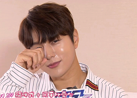 soooldout:mission: kitty style finger hearts = perfect for myungsoo