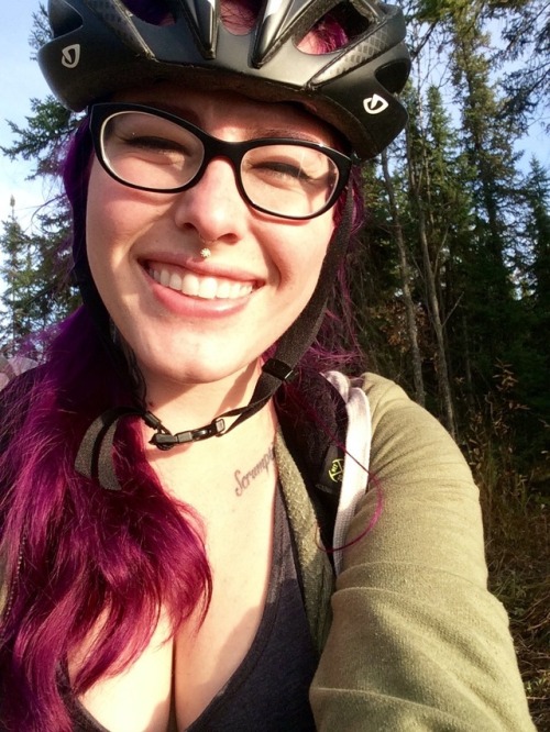 perle-glaciaire:Squinty gear girl lives for the bike life