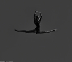 takingashortbreak:    Ballerina Laura Nistor (Romania) of Wiener Staatsballett (Austria) in a grand jeté. photo by Ronnie Boehm www.ronnieboehm.com      