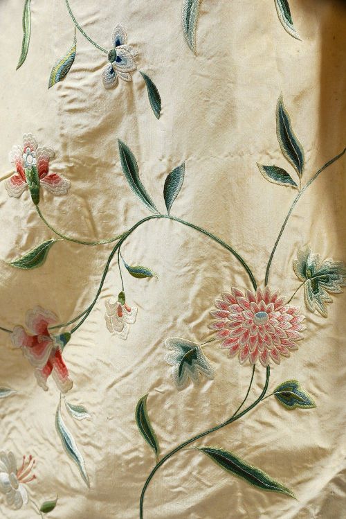  Robe à l’anglaise, late 18th centuryFrom Coutau-Bégarie via Interencheres