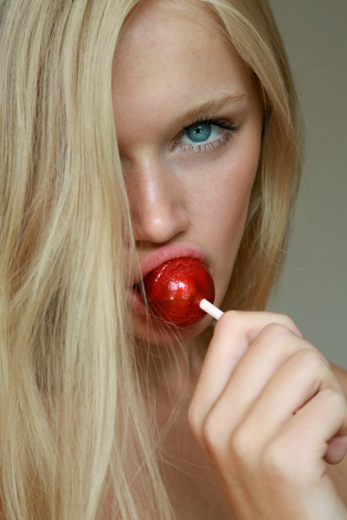 theegentlemansdesire: Lick me like a lollipop.