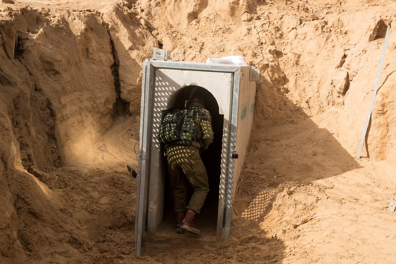 JERUSALÉN. Túnel construido por la Yihad Islámica desde la ciudad gazatí de Jan Yunis a Israel, y que el Ejército israelí destruyó a finales del mes de octubre, en una operación en la que murieron doce milicianos. (EFE)
MIRÁ TODA LA FOTOGALERÍA—>