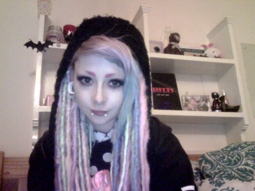 babypeachy:  i need to get more hats, i really like how they look with my dreads! 