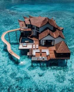 geographically-challenged:  onesearching:  WOW. Some vacation home. 💙💙💙🌹  I really want to use that slide! 