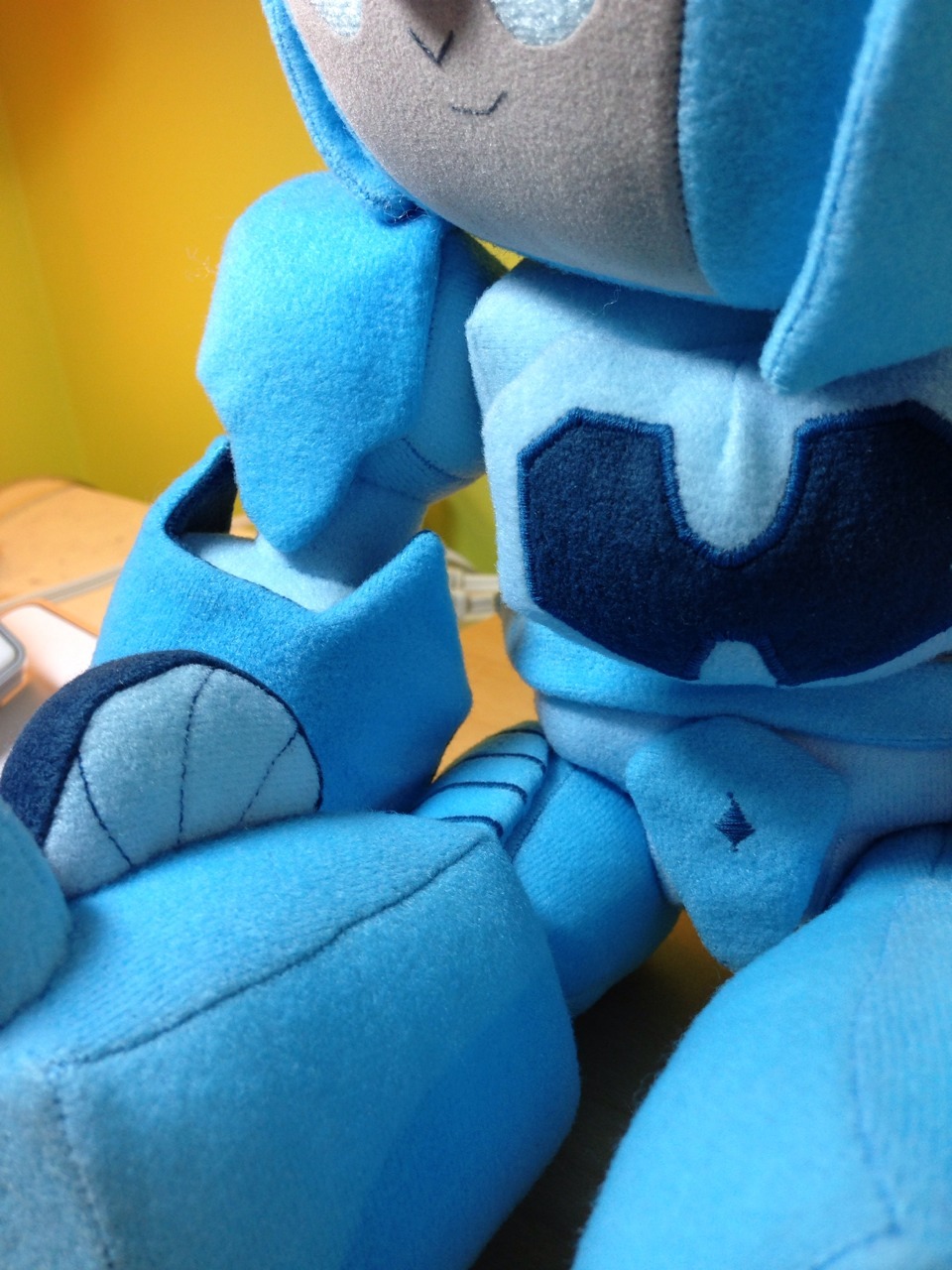 fayren:  fistfulofstars:  sowiddlefur:  I finished a jointed Blurr, but he’s not