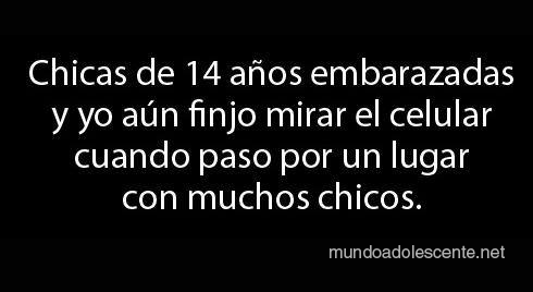 mylonelyandsadparadise:  Y yo que no tengo ni celular así que miro el suelo;(