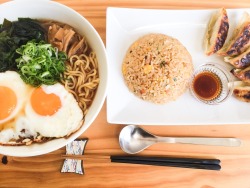 syokujirock:  ワカメたまごラーメン、 炒飯、餃子(焼き過ぎ) 