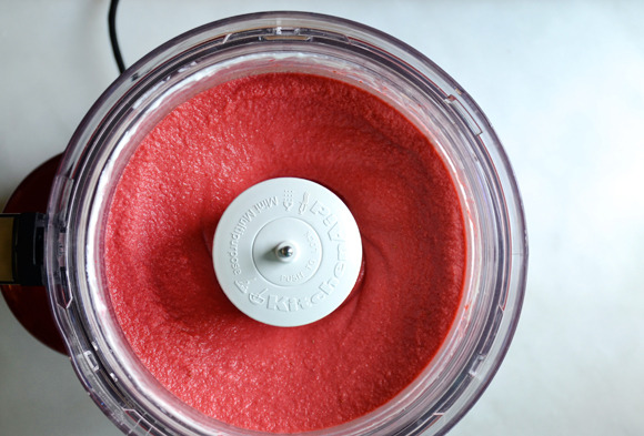 tonedbellyplease:  5-MINUTE HEALTHY STRAWBERRY FROZEN YOGURT INGREDIENTS:  4 cups