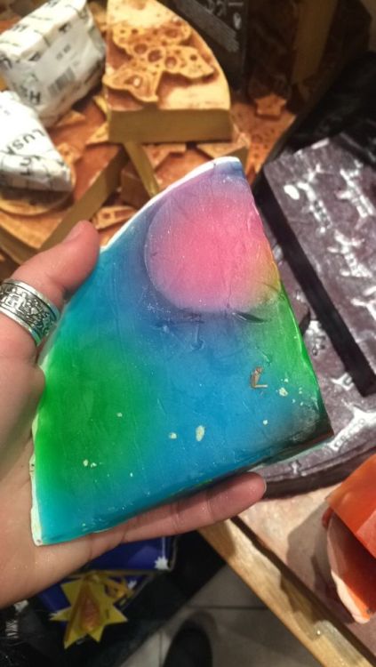 hippist:Look at this magical fucking soap it looks like a scale from dragon tales