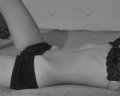 pen-sa-mi-en-tos-sui-ci-das:  porque ellas son tan perfectas? porque yo no puedo ser haci de flaca? lo unico que quiero es estar haci y no parare hasta que se me marquen las claviculas haci, hasta que se me ven el huesito de las caderas, hasta que mis
