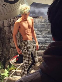 youngmineekkeo: [150310] @G_BoyFriend #보이프렌드 #BOUNCE MV filming site paparazzi! We’re revealing#Hyunseong’s fantastic abs that outshines CG! Please confirm it in the MV right now! #BOYFRIEND #바운스 trans: youngmineekkeo/@beatrooot |