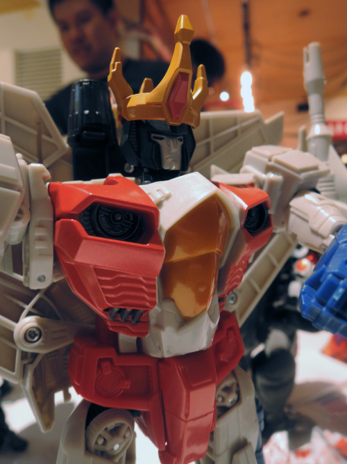 (Better pictures of) Hasbro provided teaser CW toys for TFND forum gathering.Leader Class Starscream