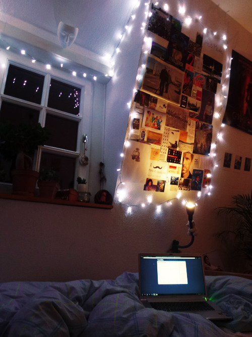 virtualtonks:  I turned into hipster #1 over christmas, I even placed my laptop on the bed for this photo