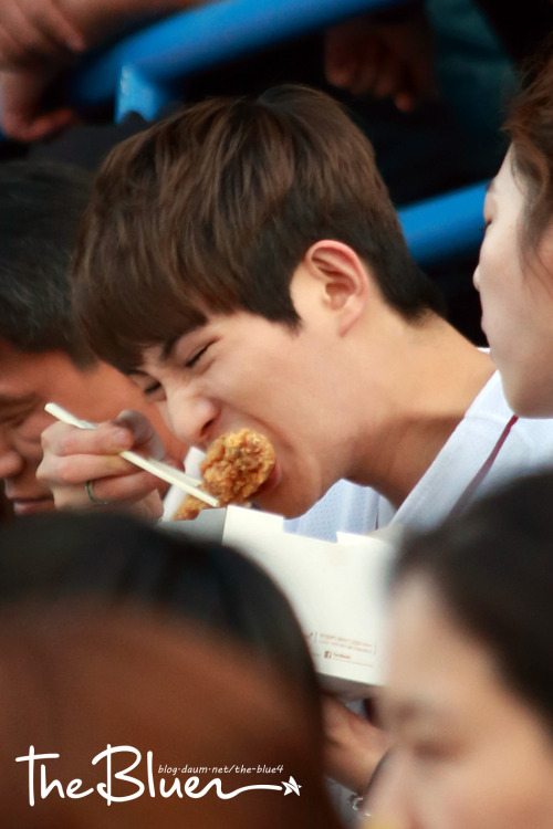 cnbluecl:    150521 Jonghyun eating fried chicken & Seungyeon (WGM) at ‘Nexen Heroes vs LG Twins’ Baseball Game Opening  cr: blog daum the-blue4CNBLUE.CL | twitter.com/CNBLUECL