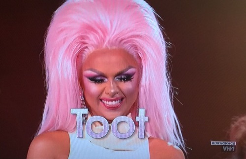 adoreslibraparty:  Look at how cute Farrah looks in this moment!