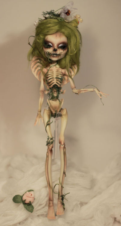 gothiccharmschool:  kayke-knadle:  Custom OOAK Monster High Skelita - Commission  Oh, how lovely and unsettling!